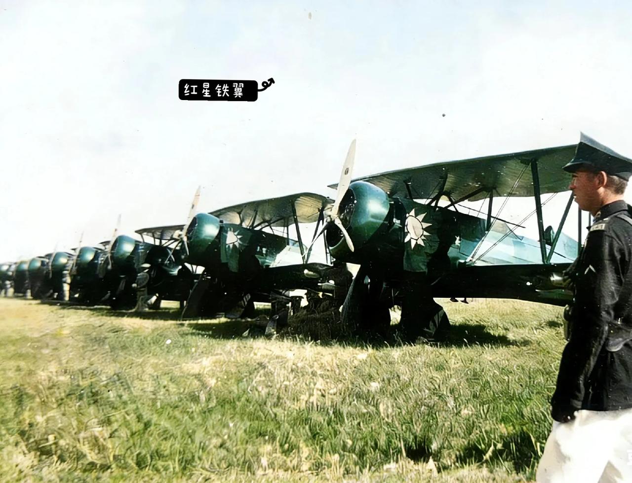 排列整齐的 墨绿色的霍克三战斗机，是1937年的天空守护者，致敬那些用血肉捍长空