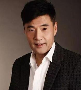 2003年，于荣光的父亲确诊为肝癌，医生告诉他：如果不化疗，最多活3个月。于荣光