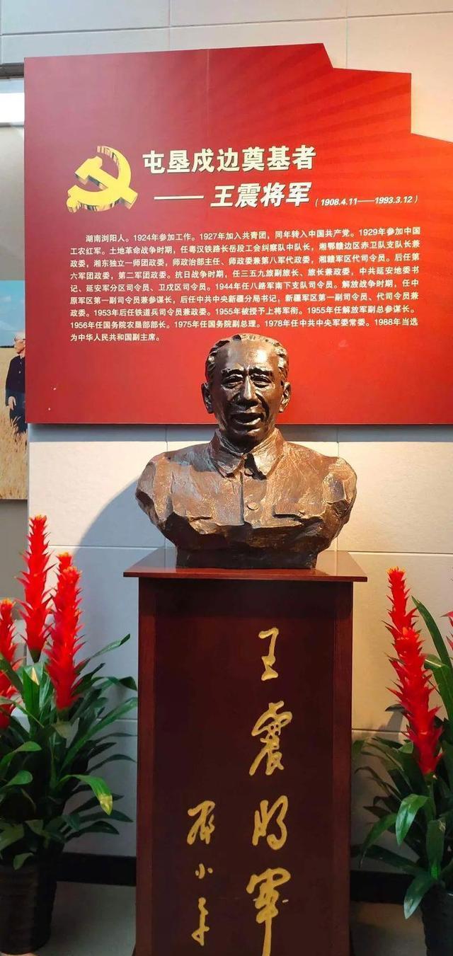 1951年，新疆一支刚改编的解放军骑兵突然叛乱，系上白布条冲锋，王震却调来装甲车
