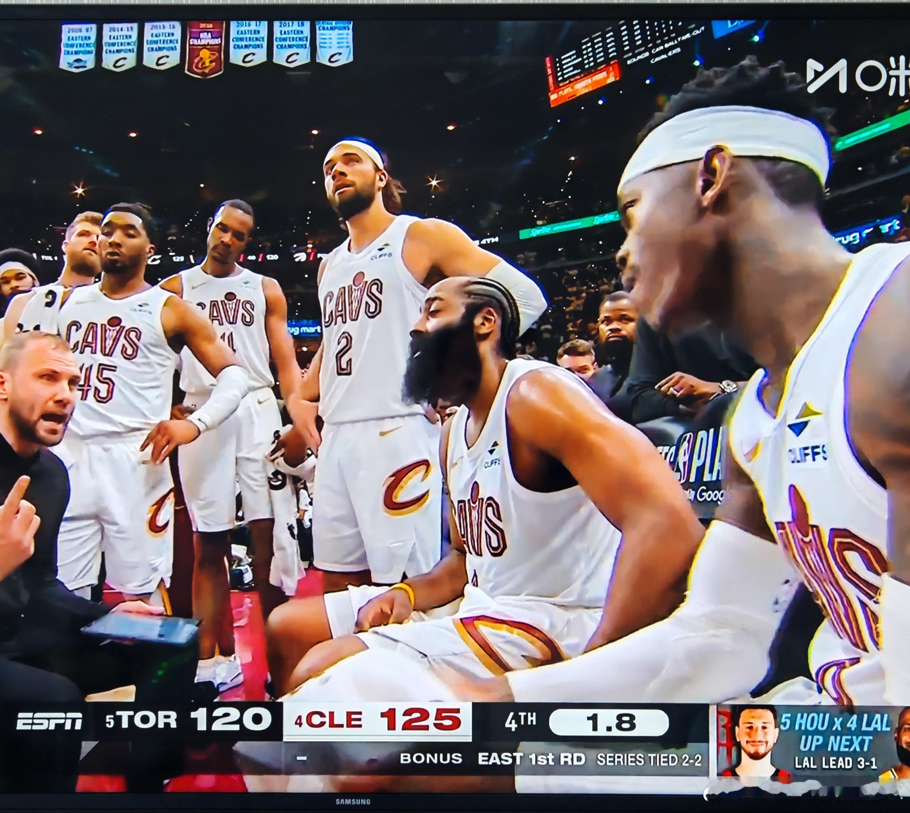 NBA也有球场霸凌，打的好的可以坐着，打不好的只能站着骑士vs猛龙骑士3比2猛龙