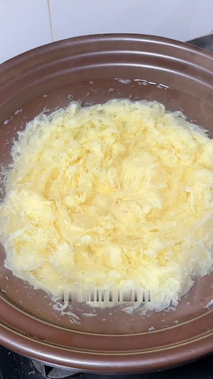 夏天就爱喝点汤汤水水的，我家就经常做紫菜蛋花汤，简单方便，而且全家老小都喜欢喝。