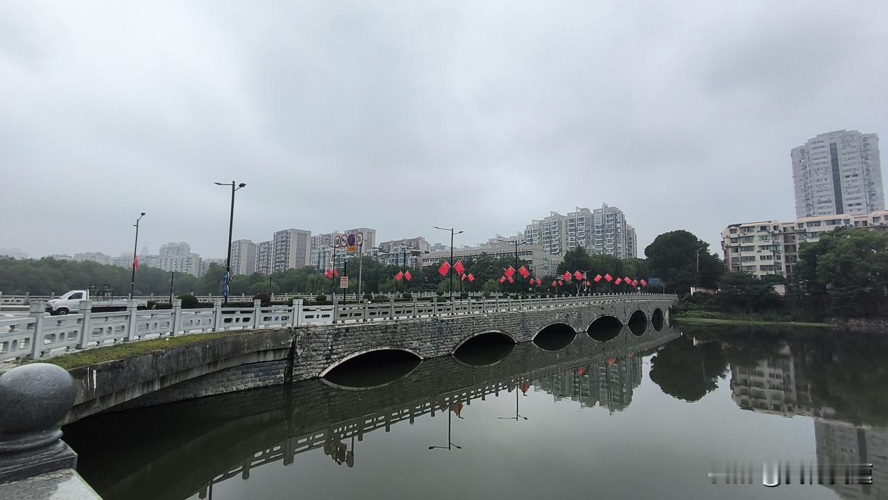南京这雨下得人都快长蘑菇了，连着好几天没见太阳，晾在阳台的卫衣摸了三天还是潮乎乎