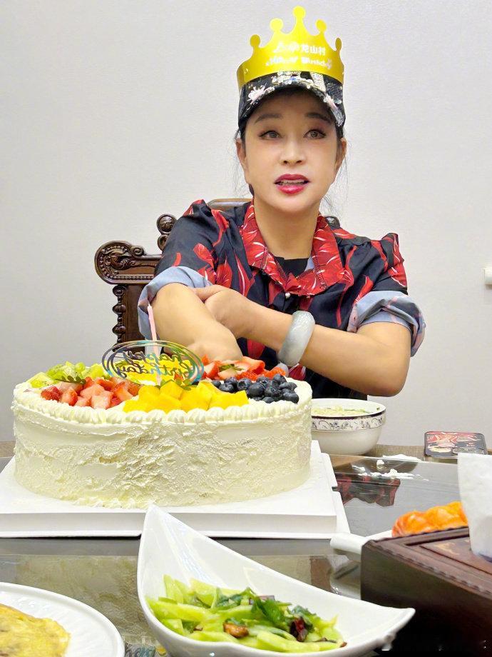 #刘晓庆庆祝74岁生日# 刘晓庆开心庆祝74岁生日！去饭店吃长寿面，买大蛋糕，涂