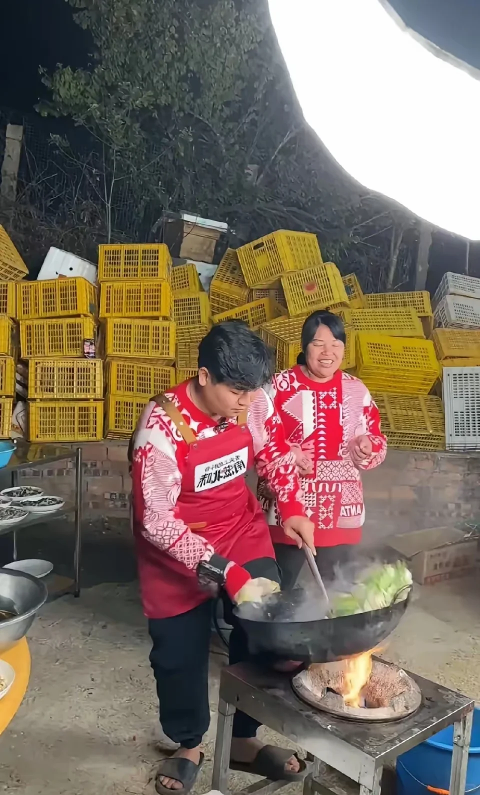 春节期间，全红婵的哥哥和妈妈穿着亲子装，颠大厨搞直播，全妈妈全程笑开了...