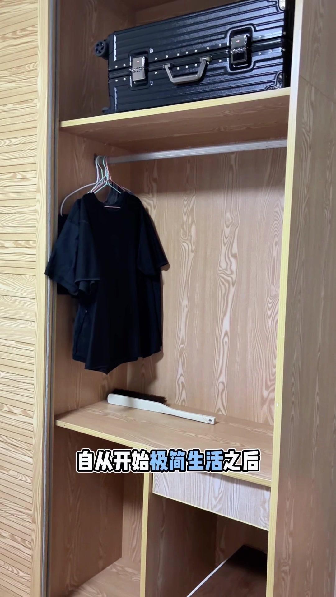 自从开始极简生活后
我觉得一切都简单了🌿
打开衣柜，夏天的短袖和短裤挂在那里，