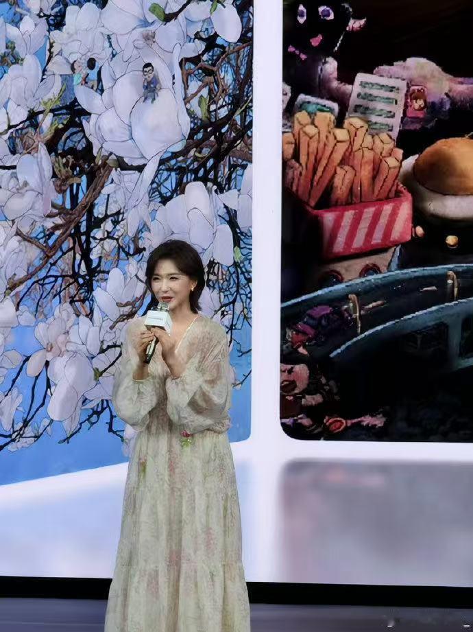 万茜唐宫仕女图万茜笔下的小世界万茜以平板绘盛唐仕女，笔触温润雅致，华为平板落笔生