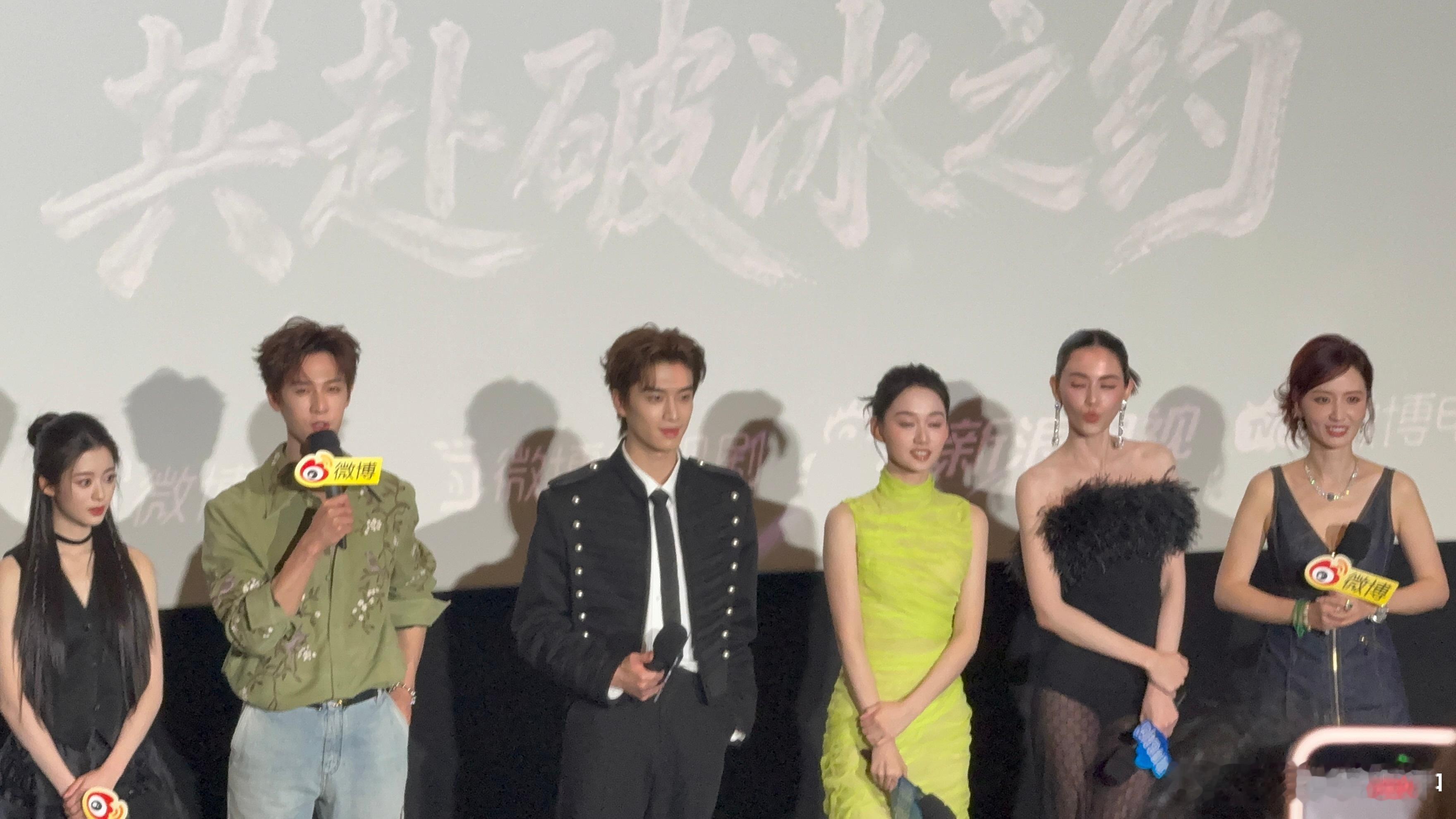 张萌爆料李昀锐张康乐穿老头衫很好奇李昀锐张康乐穿老头衫的样子，两位不同风格帅哥，