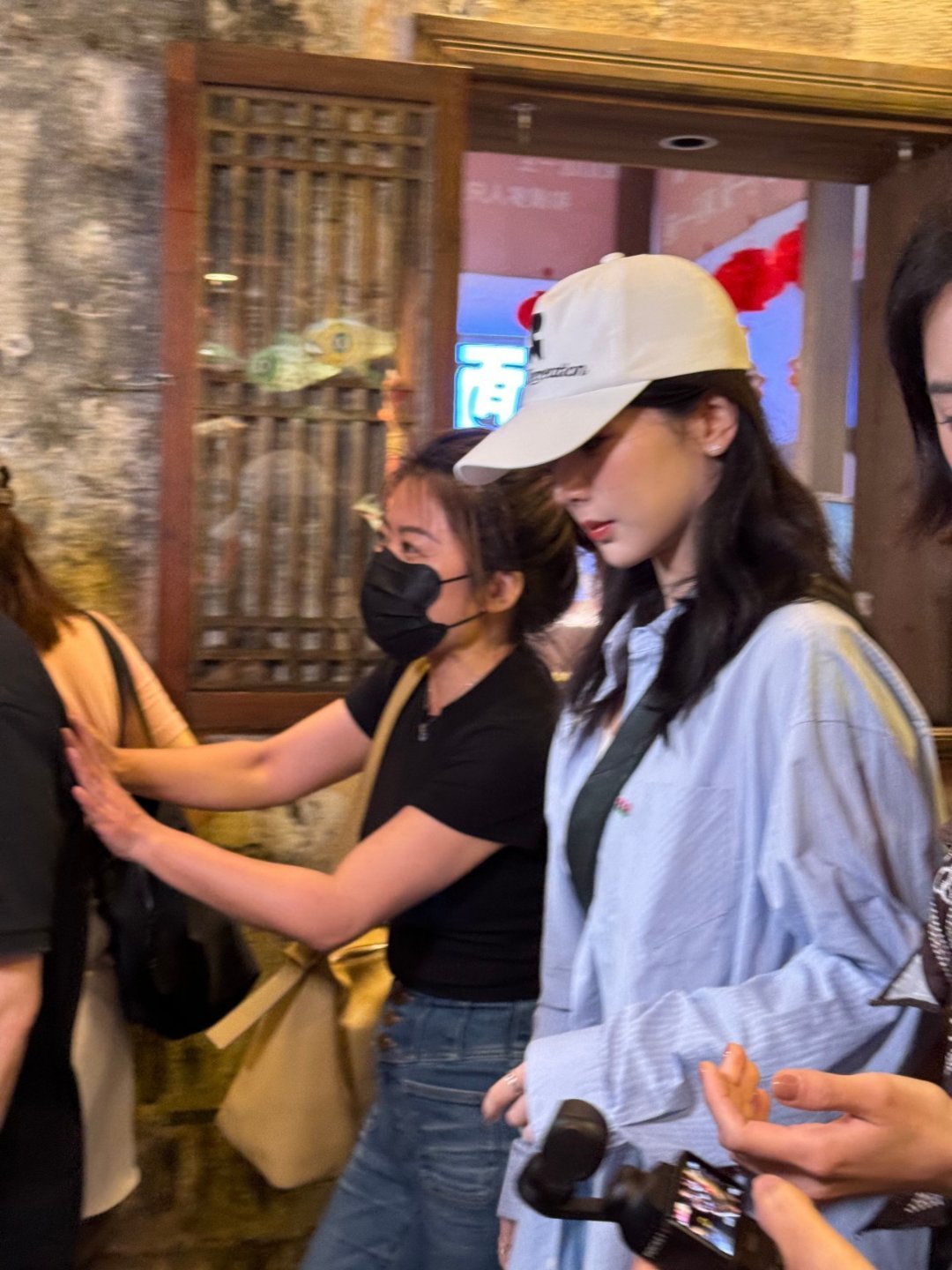 杨紫安徽路透这么多人和杨紫偶遇，为什么不能多我一个家业大结局