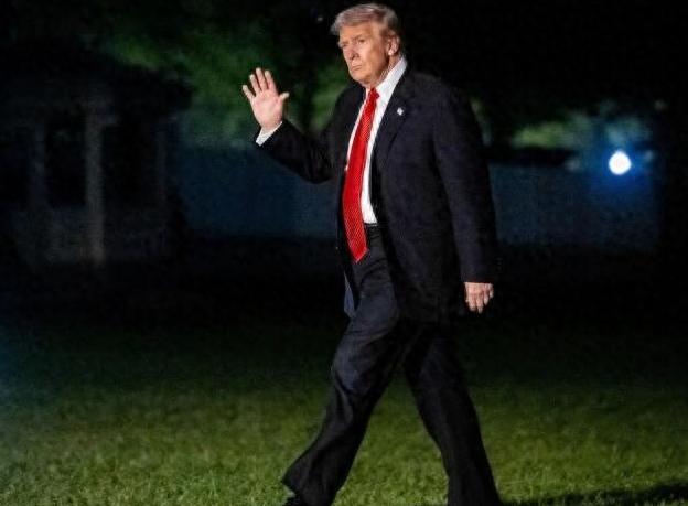 最近全球科技圈彻底闹翻了天，美国总统特朗普一句狠话，直接给英伟达的顶尖芯片Bla