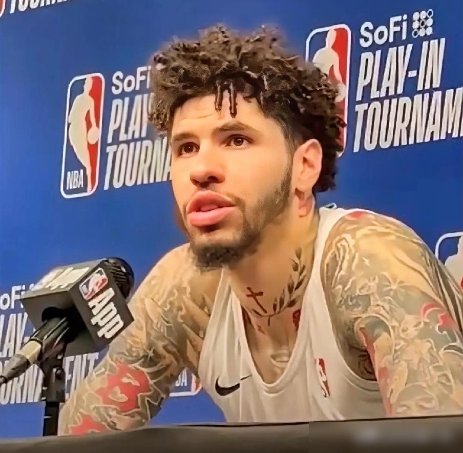 一把拽废对手当家球星，转头却撒谎说自己失忆！你敢信裁判连哨都不吹？
看看第二节