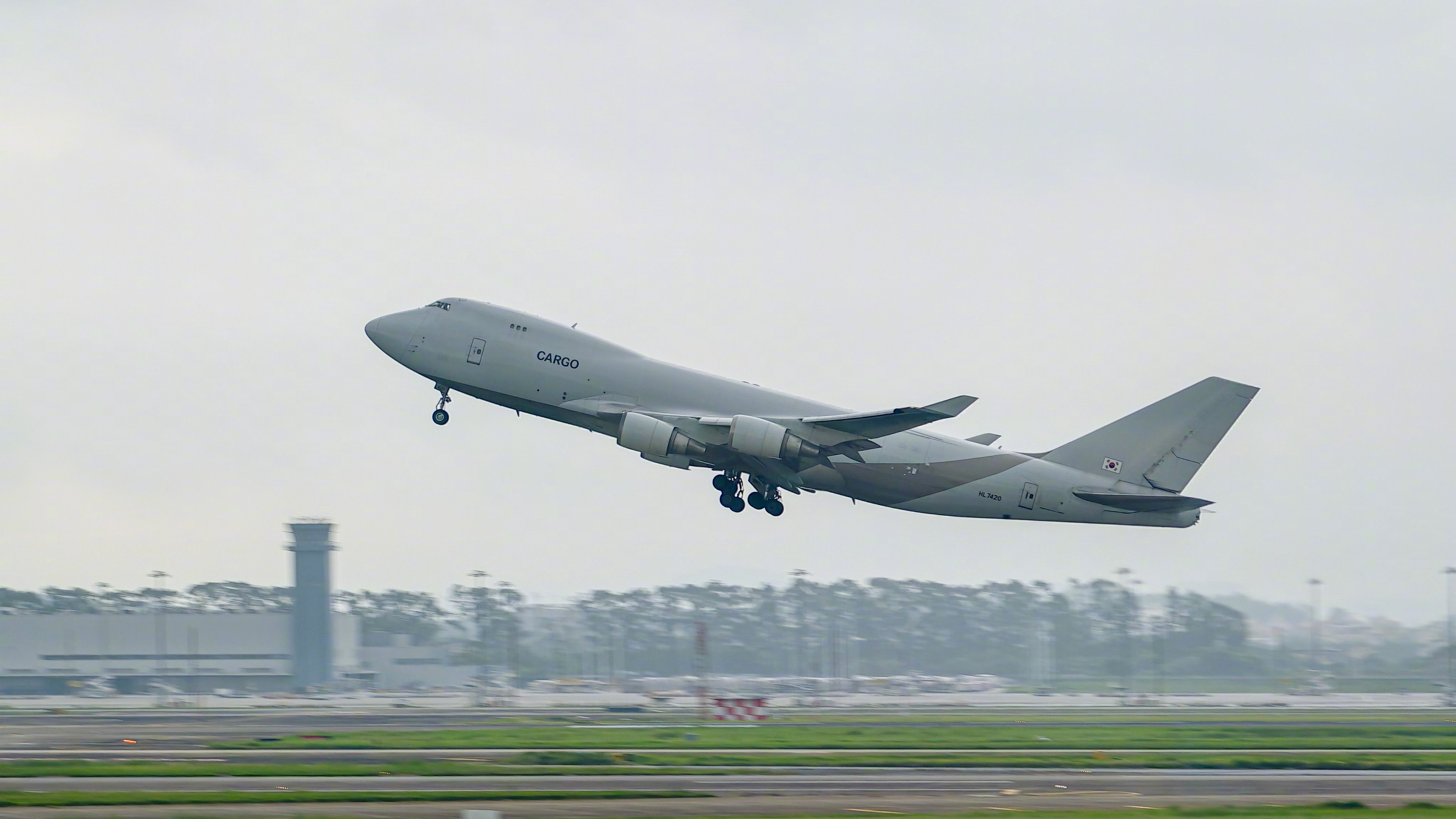 一架30多岁的扛活女王。韩国ζ航空的一架波音747-400F刚刚从白云机场起飞。