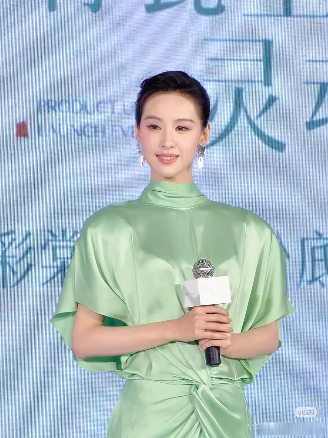 感觉陈都灵的线下妆造一次比一次拉跨啊 