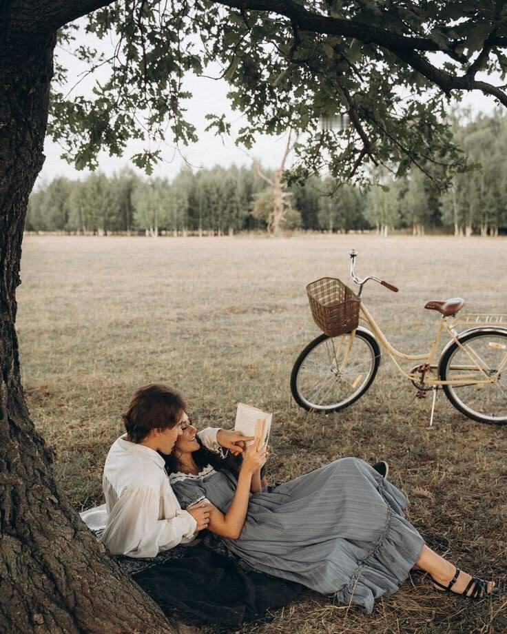 这张森系爱情人像，以大树为依托打造出静谧的亲密氛围，是轻复古风格的典型呈现。人物