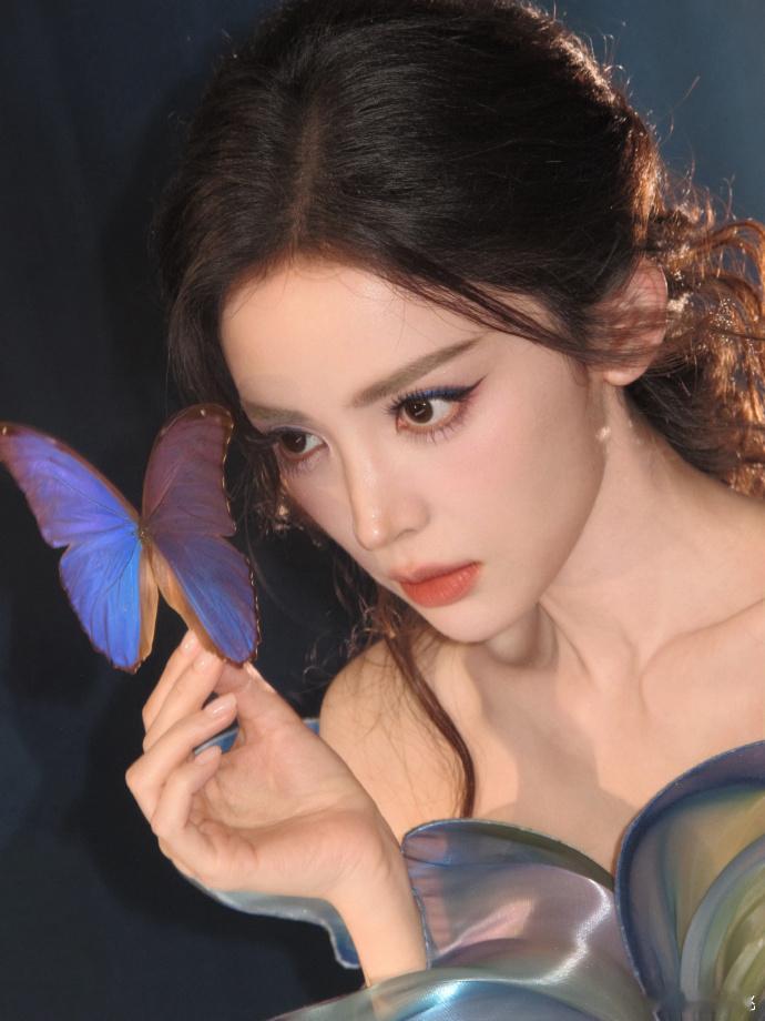 娜扎怼脸美得好惊艳 循环看好几遍这段画面，她的美不是有攻击性的，是温柔又盛大的，