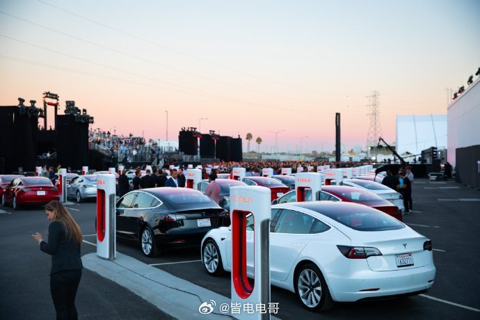 十年前的今天，Model 3正式发布十年后，Model 3不仅全球热销超300万