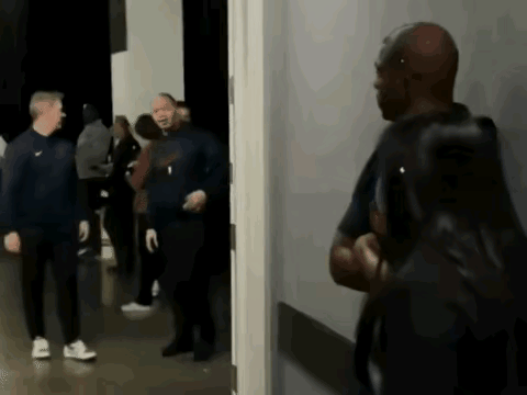 这一幕也许会让保罗退役后成为一名教练
也许保罗并没有规划自己退役后干什么
但是这