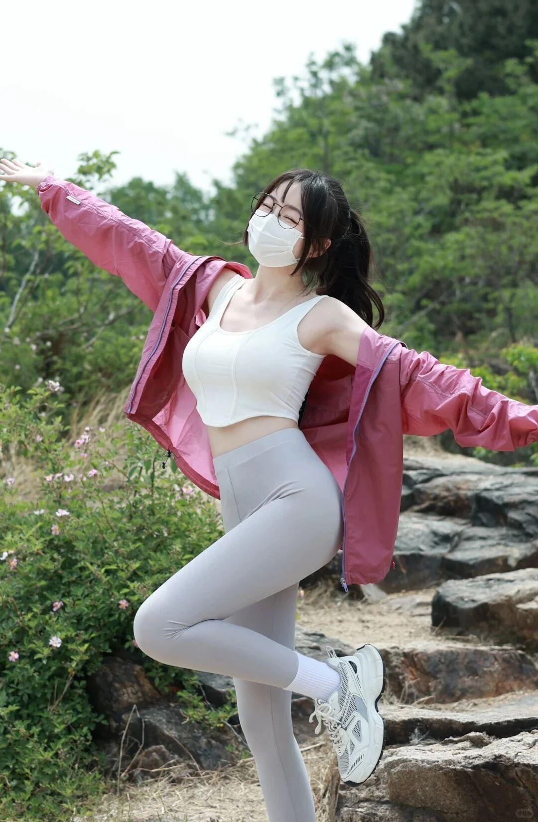 户外运动穿搭指南，活力满满的一天！🌿💪
户外休闲风穿搭 户外穿搭爬山 轻户外