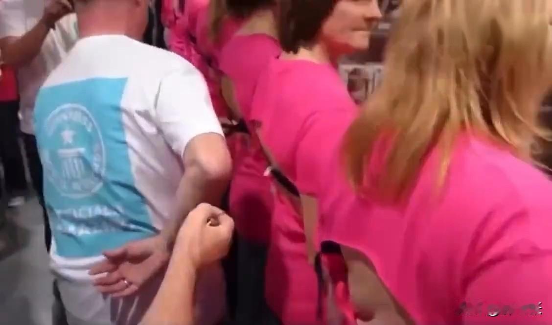 这样的挑战比赛存在的意义在哪里？哗众取宠？

土耳其一名男子挑战一分钟之内，单手