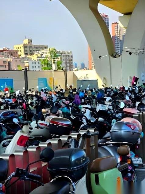 深圳禁摩后遗症：600万电动车横空出世，管理难题如何破局？

深圳当年为了“安全