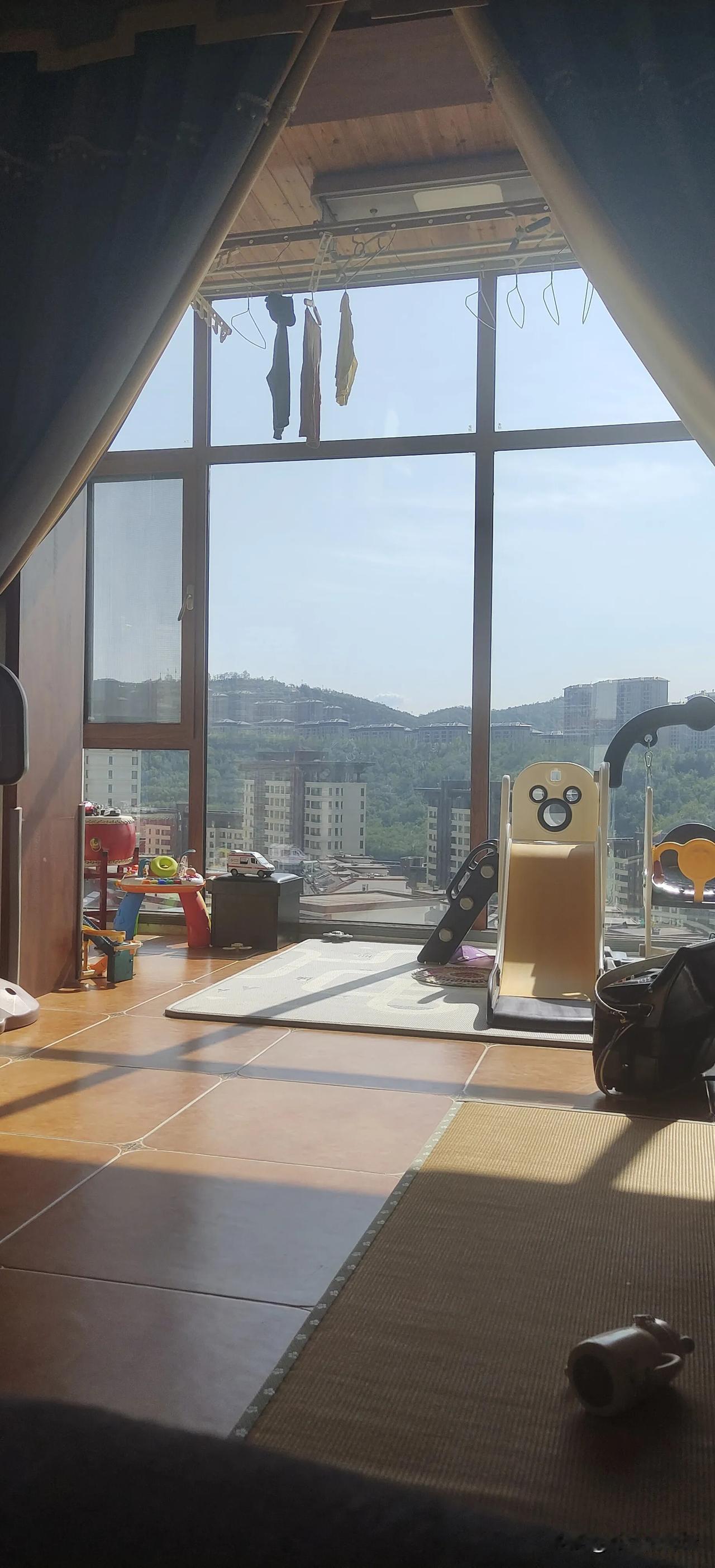 这个假期没出行

女儿每到节假日都要忙于工作，这是服务行业的通病。
因为女儿不放