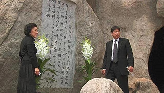 2007年，张灵甫妻子来到孟良崮，站在丈夫阵亡的地方和儿子拍摄了一张合影。随后，