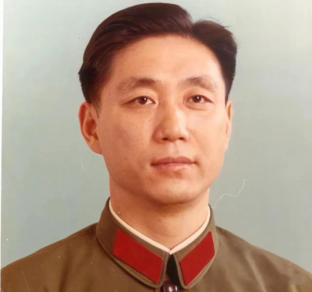 他是谁？
       我估计只有60岁以上关心国家政治生活大事的人才能知道吧！