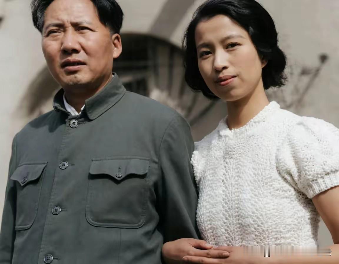1937年延安凤凰山窑洞前，革命伴侣。
