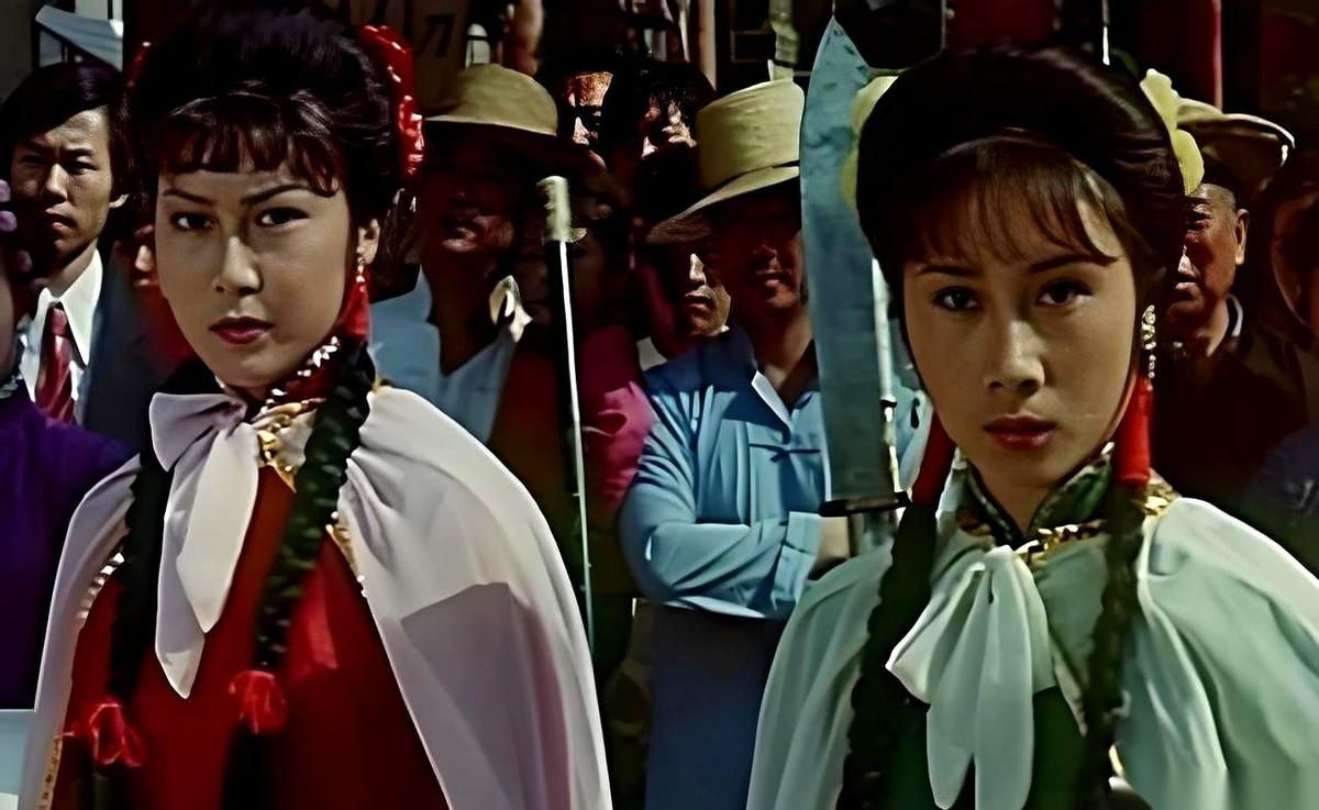 打谷场上那块泛黄的白幕布一挂，放映机胶片的齿轮咔咔一转，全村人的魂儿，就都被这两