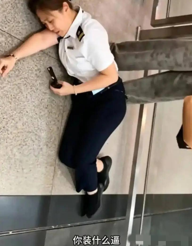 又是一个小仙女啊！自己坐高铁没有把时间安排好，赶不上上车时间，就怪工作人员不给开