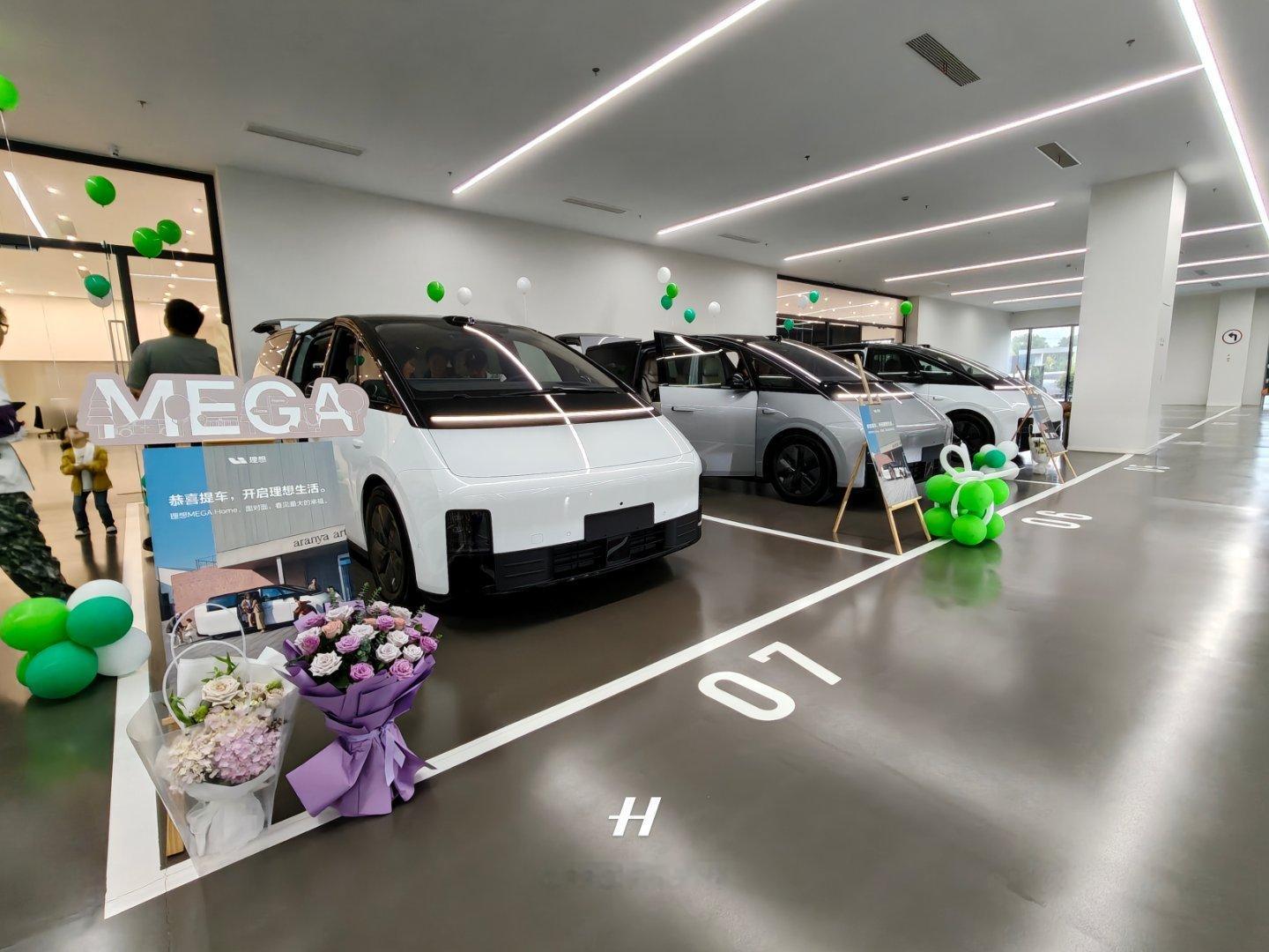 上海的理想MEGA Home首批车主交付仪式。现场交付了7台，4台白色，1台银色