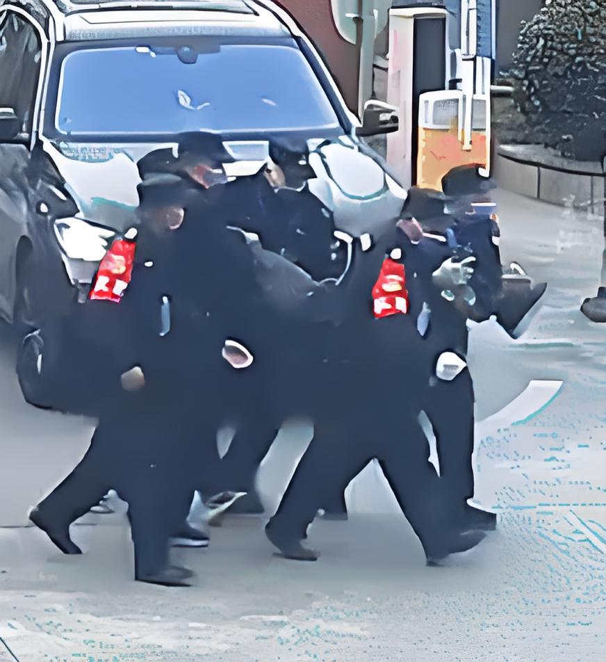 眼泪止不住了！浙江，男子在医院门口突发心脏骤停，5个保安组成人肉担架抬...