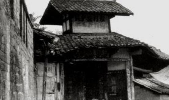 1935年，红军在遵义城，仅仅抄了一个黔军师长家，红军就差不多吃饱，光从他家就搜