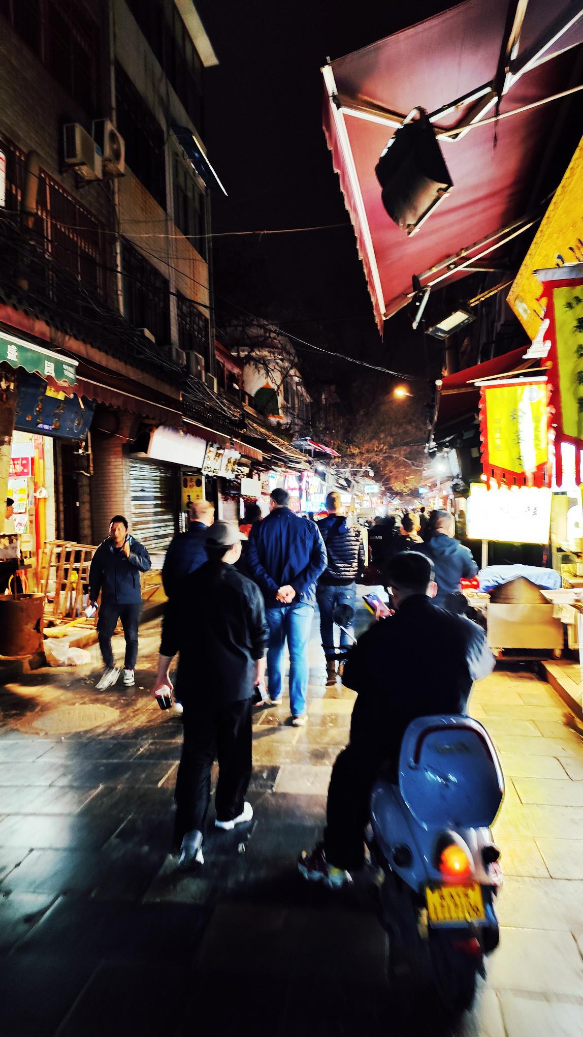 【停电的夜晚，回民街的另一面】今晚八点多，在回民街遇到了极为少见的大范围停电。从