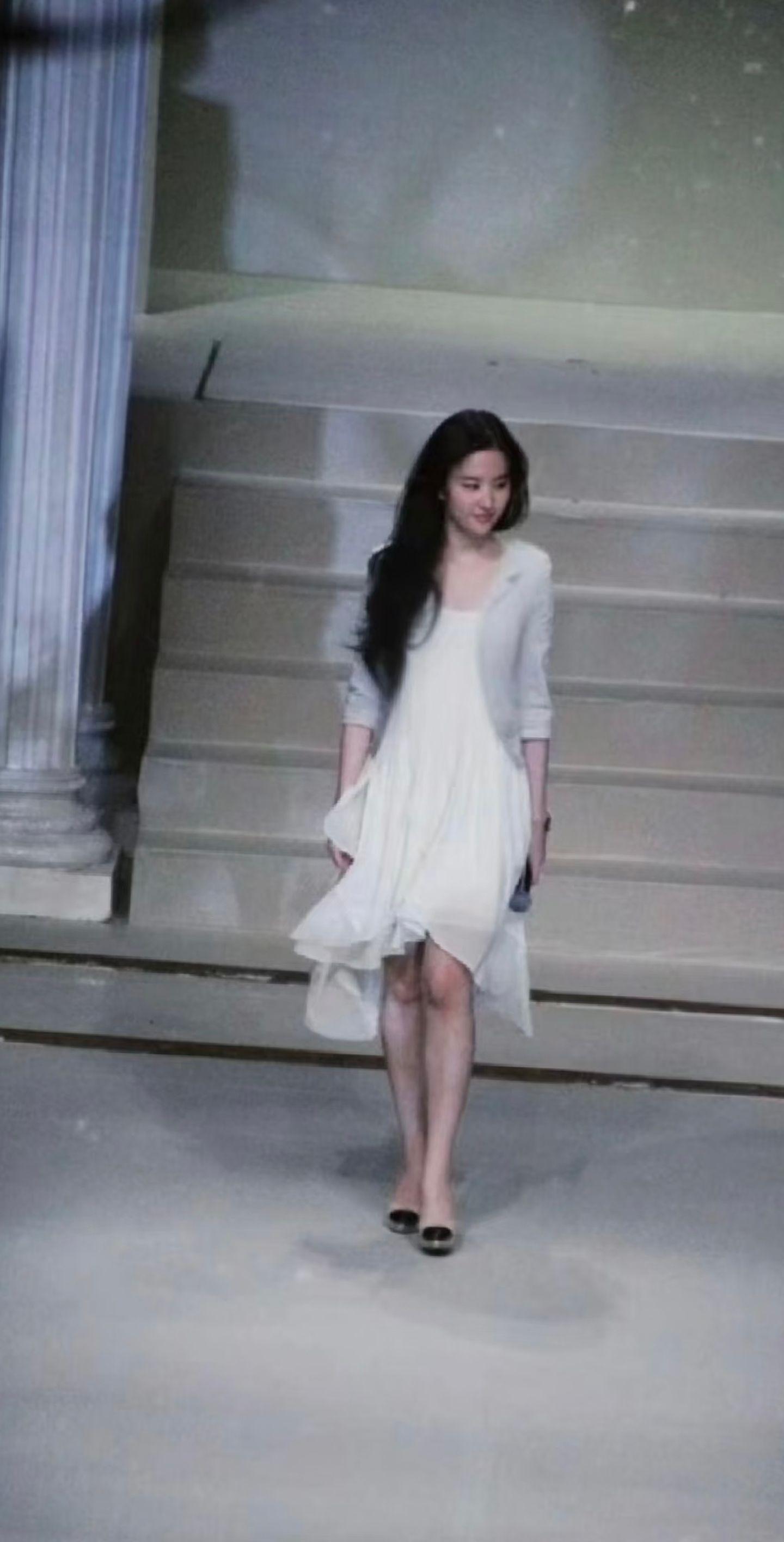 她款款走来，带着清风和温柔 白月光的存在。