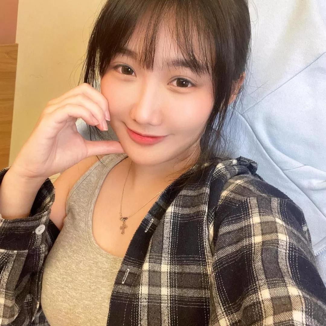 宅家的慵懒时光，轻松一刻夏日的慵懒时光 居家慵懒时光 宅家生活 宅家少女感 宅家