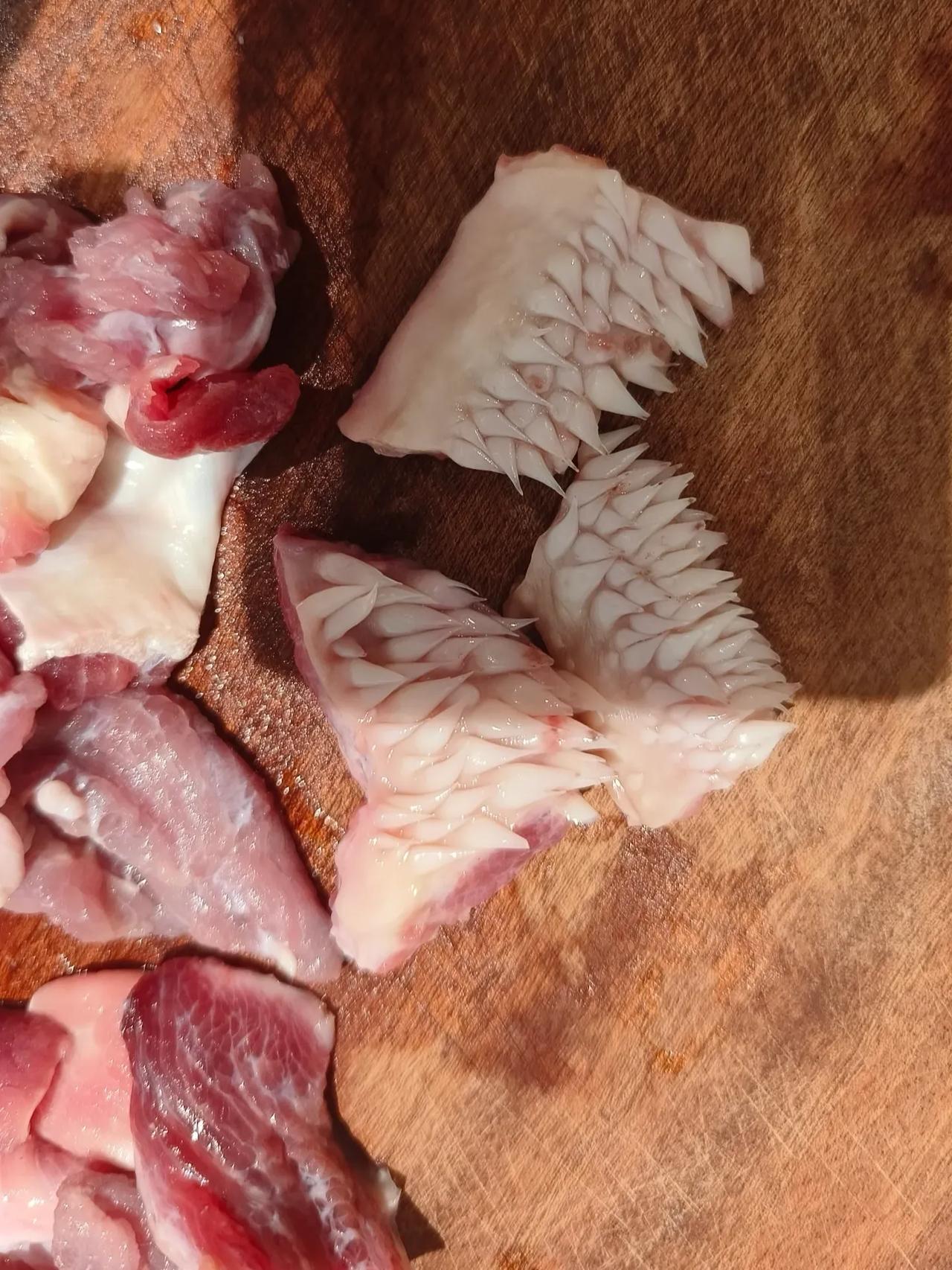 不懂就问，这是牛的什么部位的肉？摸起来滑滑的，整个人都起鸡皮疙瘩！

今天婆婆去