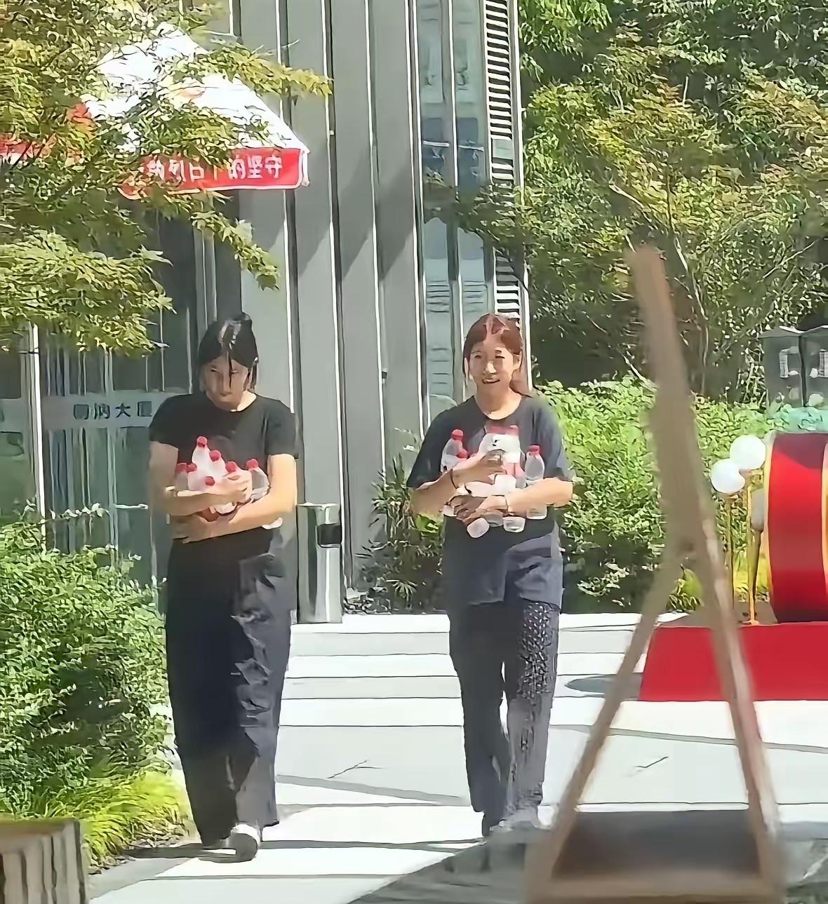 安徽宣城，一次性拿走近20瓶爱心水的两个女孩是在读大学生，长的很漂亮穿着统一的制