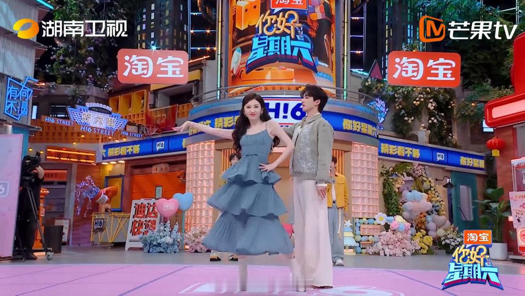 景甜和张新成合跳太权威了你好星期六跳舞时的状态松弛又自信，节奏踩得丝毫不差，实力