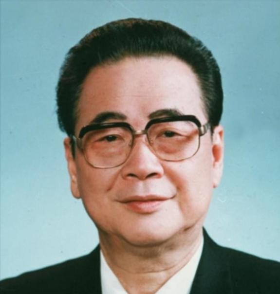1992 年 7 月 18 日中午 12 时 15 分，天津海河两岸船只一同拉响