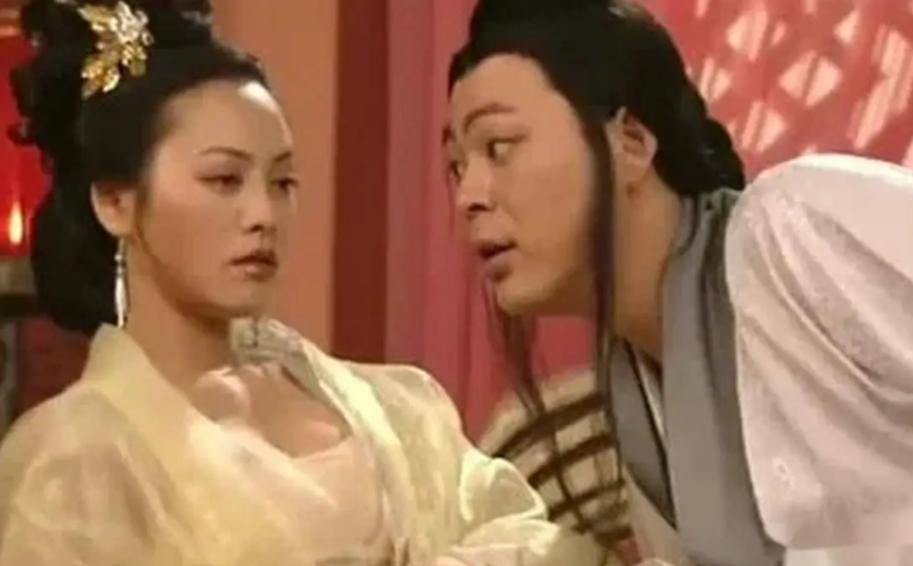 公元前155年，一妃子来了大姨妈，舍不得让皇帝白跑一趟，一咬牙，扒下自己衣服给丫