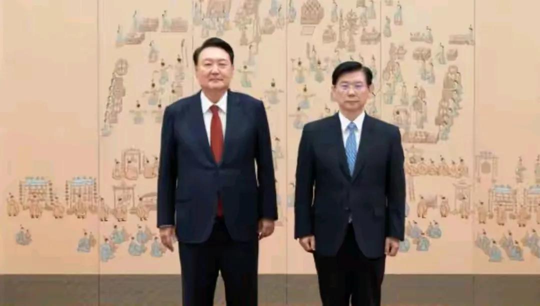 韩国总统警卫处处长朴钟俊终于浮出水面，虽然60岁了，仍是尹锡悦的铁杆。

之所以