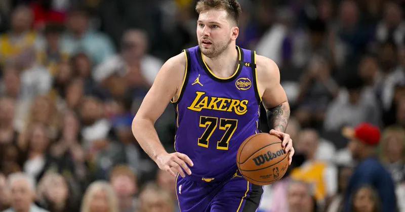 东契奇瘦成一道闪电了。
有NBA教练说，对如今的他，他们充满了恐惧。
能不恐惧吗
