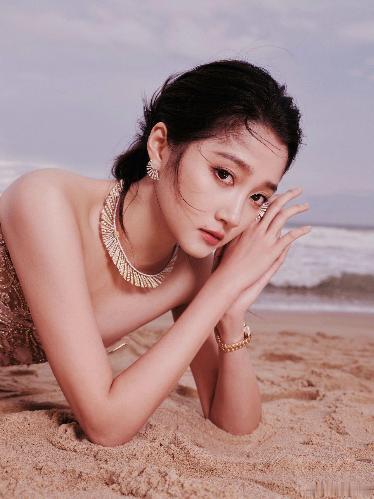 关晓彤ES高定 关晓彤出席ELLE风尚大典活动，品牌2025秋冬高定亮相，金色抹