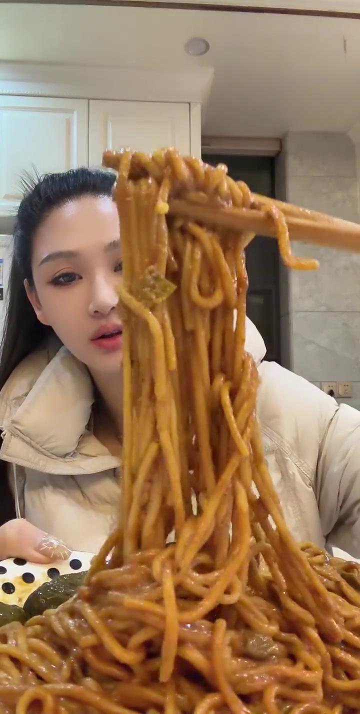 和潍坊热干面。
爱吃热干面的试一下他们家热干面，酱绝对够用，味也好。