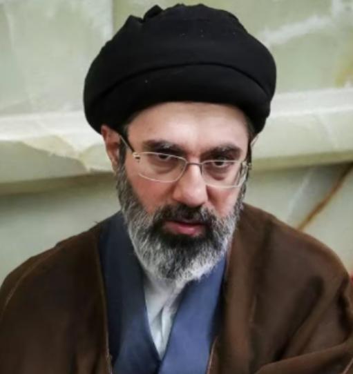 伊朗现在终于明白过来了，自己不管买什么装备都没用，现在的当务之急就是要把美国在自