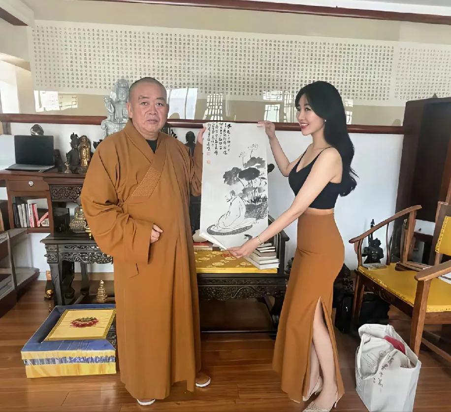 这些去少林寺敬香的女子，曾经以和释永信合照为荣，如今悔之晚矣！穿成这样去少林寺，
