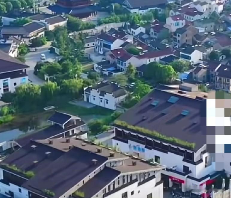 近日，常州市一名55岁的男子绕过桌子，一手拿着手机，另一只手殴打92岁的母亲，击