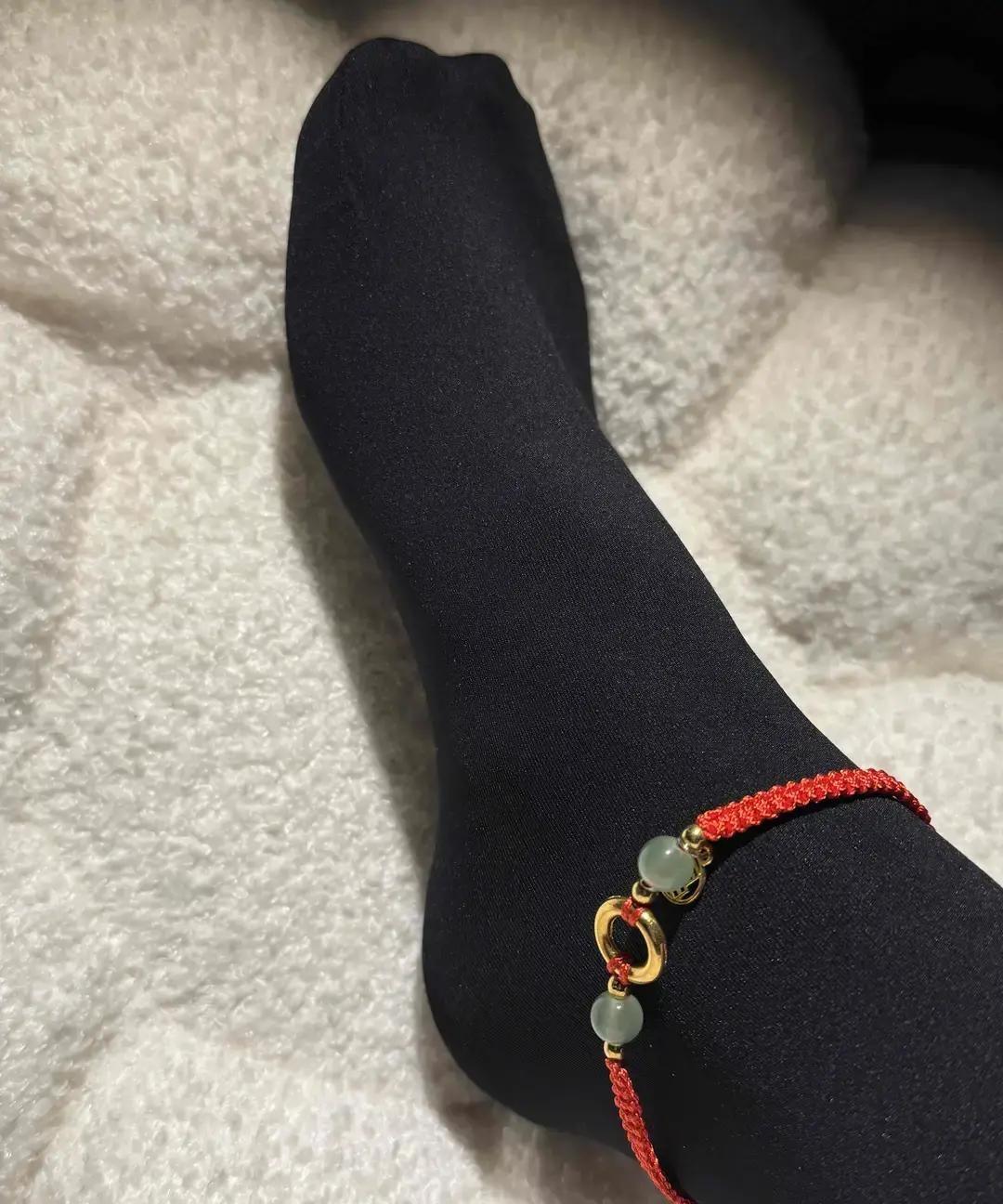 抖音刷到“涞觅热恋120D黑丝”刷屏，几十条视频全是腿。
博主们统一话术：显瘦、