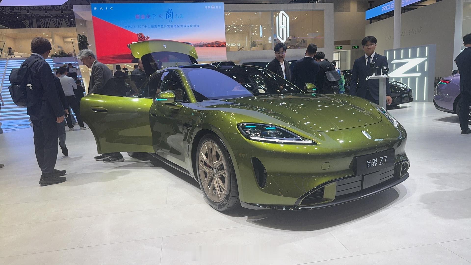 最近的当红炸子鸡尚界 Z7，吸引了几位日本大叔摸摸研究。2026北京车展尚界z7