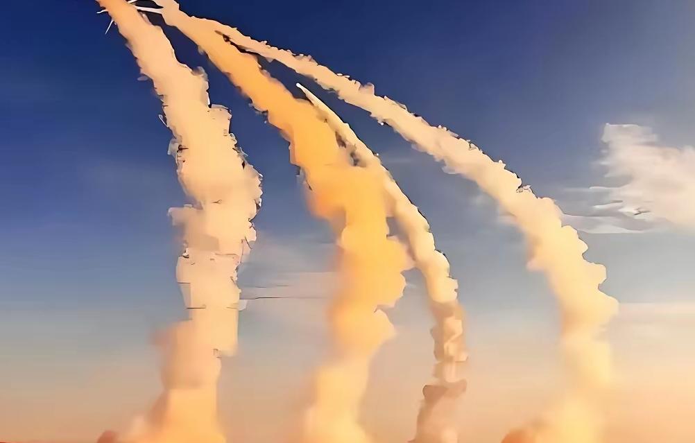 泽连斯基的天空，真的可能已然崩塌。
随着红军城的沦陷，乌克兰的防线开始瓦解，俄罗